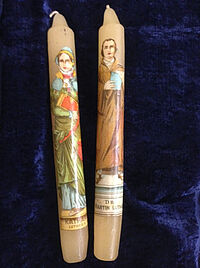 Abb.: Kerzen mit dem Motiv Martin Luther und Katharina von Bora, Wachs mit kolorierter Applikation, 22 cm Länge, um 1880.